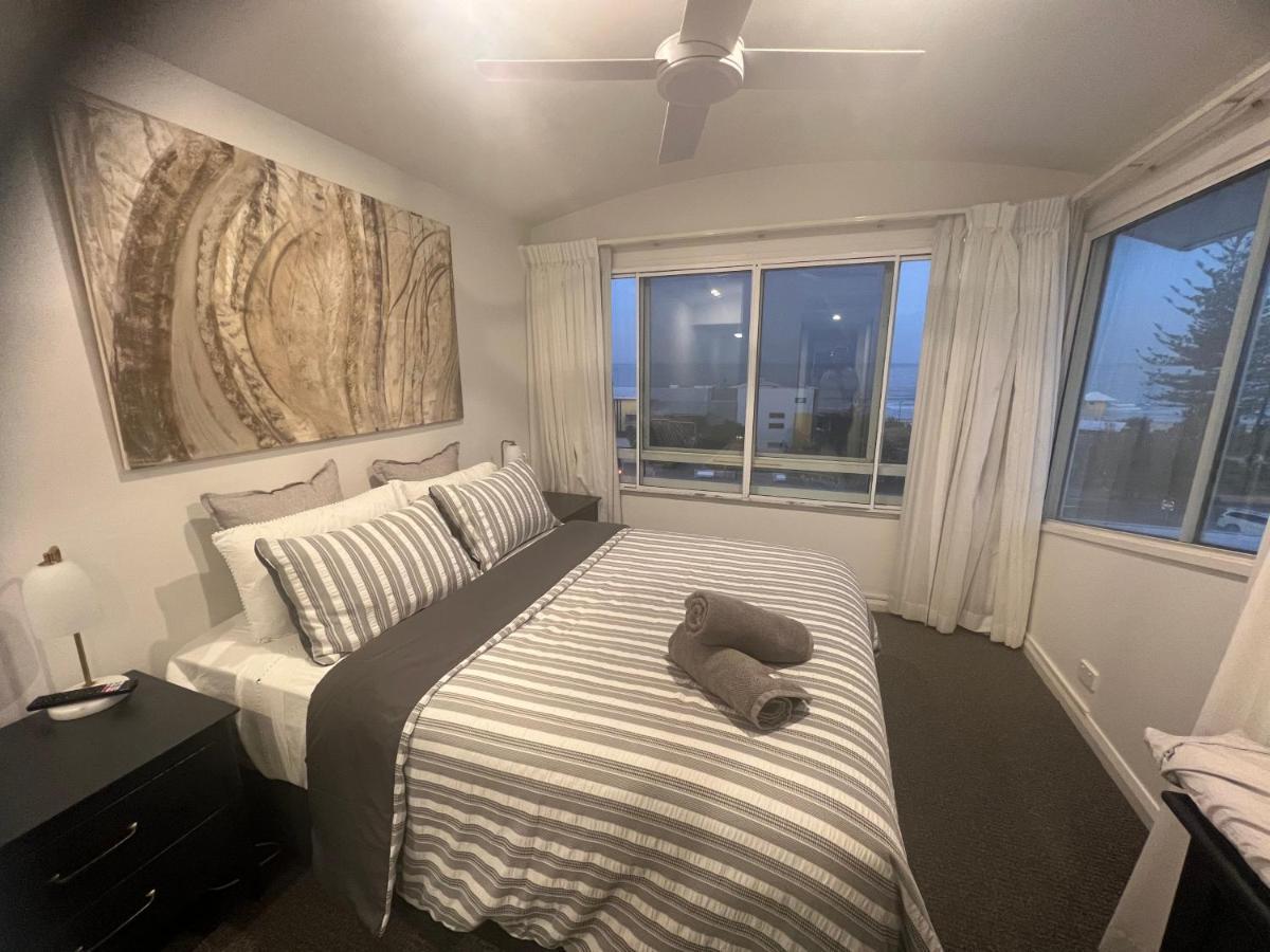 Ocean View - Alexandra Headlands Beachfront Unit Buitenkant foto